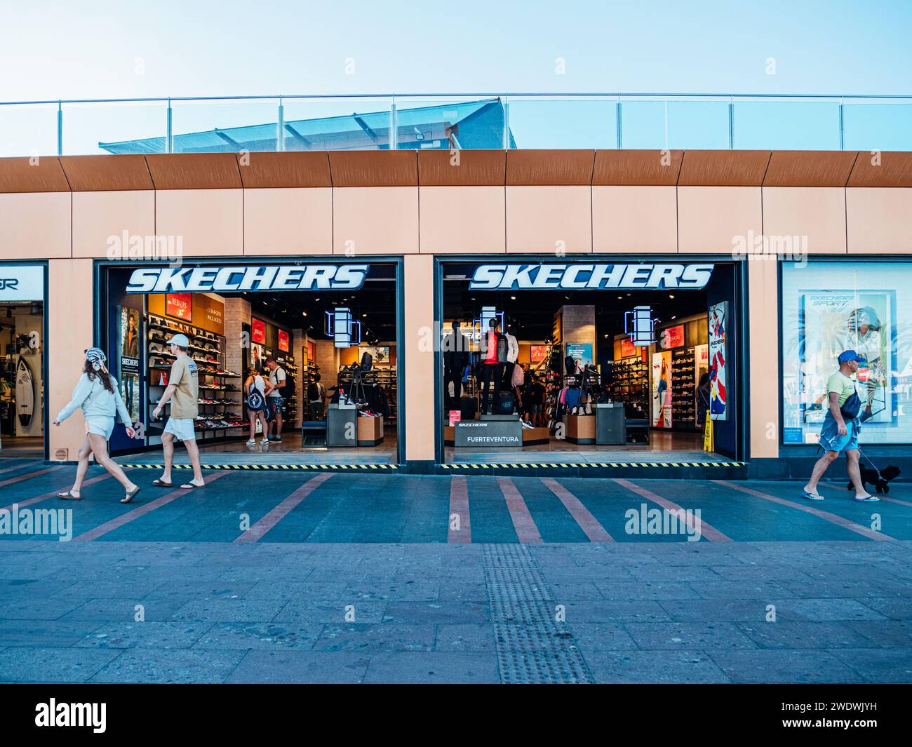 Esterno del negozio al dettaglio del marchio statunitense Skechers situato nella strada principale dello shopping nella città costiera di Corralejo, Fuerteventura, Isole Canarie Foto Stock