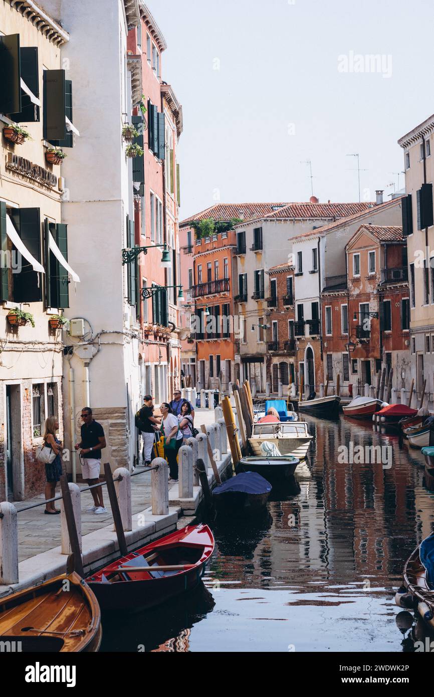 gondole sul canal grande di venezia e vecchie case. Foto di alta qualità Foto Stock