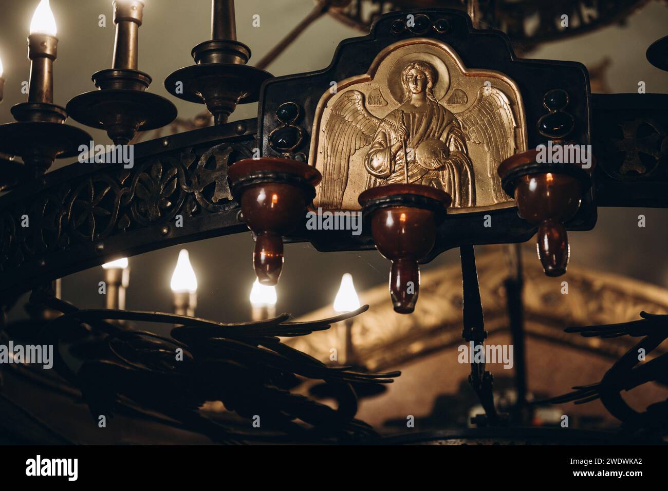 la lampada dell'icona nella chiesa è appesa vicino all'icona. Foto di alta qualità Foto Stock