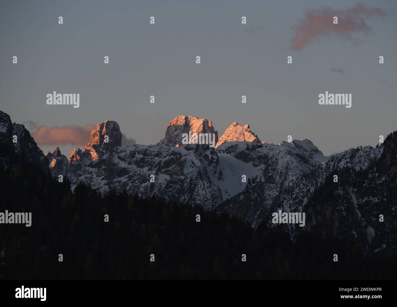 Cime incandescenti al tramonto nelle Dolomiti, Toblach, alto Adige Foto Stock