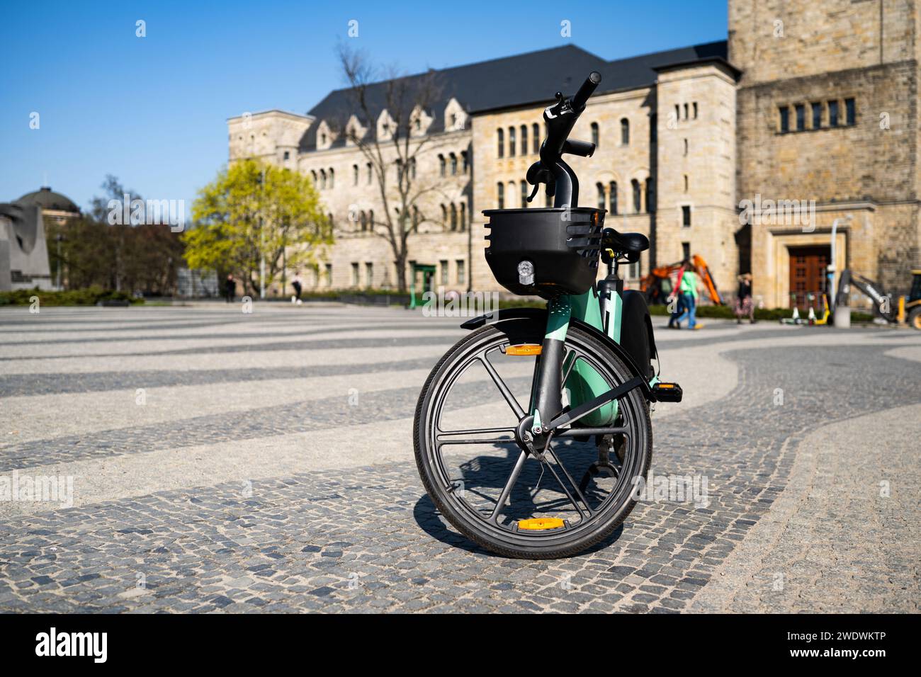 La moderna bici elettrica da città si erge con orgoglio su Una trafficata City Street, pronta per Un giro Foto Stock
