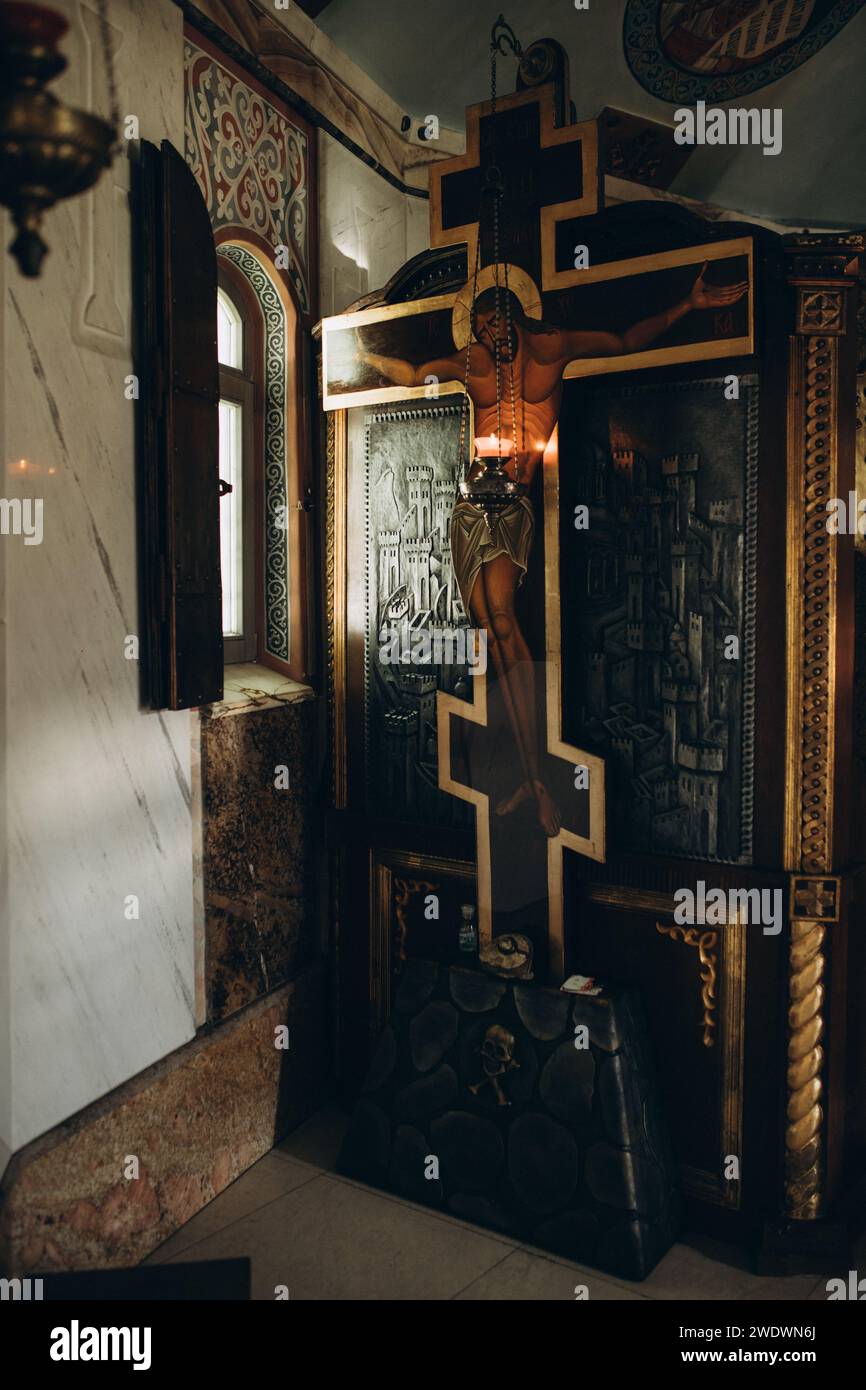 Chiesa ortodossa, crocifisso, icone, preghiera, candele, croce. Foto di alta qualità Foto Stock
