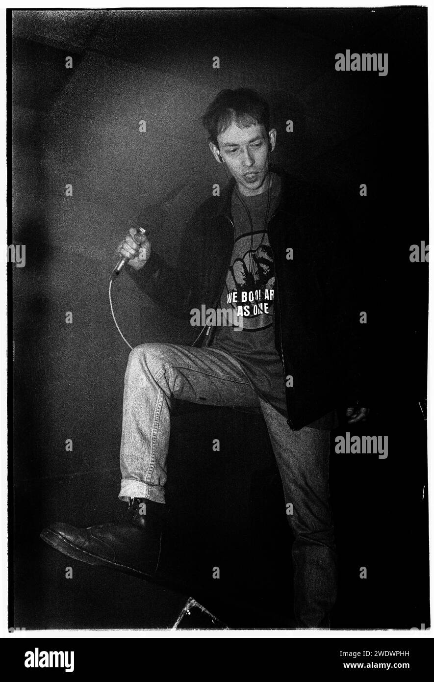 Il DJ radiofonico Steve Lamacq sul palco ghiaccio secco al Trinity Centre di Bristol in Inghilterra come parte della BBC Sound City il 20 aprile 1995. Foto Stock