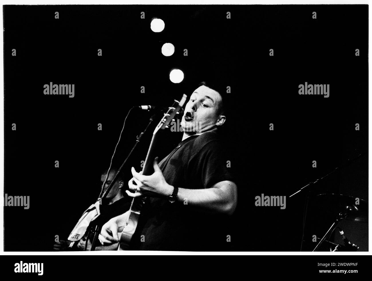 Christian McNeill (voce, chitarra) della band dell'Irlanda del Nord Schtum, suonando al Cardiff University Terminal di Cardiff, Galles, il 19 maggio 1995. Foto: Rob Watkins. INFO: Schtum, un gruppo alternative rock nordirlandese degli anni '90, mescolava influenze indie e pop. Il loro album di debutto "Grow" mostrava un suono melodico. Anche se di breve durata, Schtum ha lasciato un'impressione sulla scena musicale dell'Irlanda del Nord durante i loro anni di attività. Foto Stock