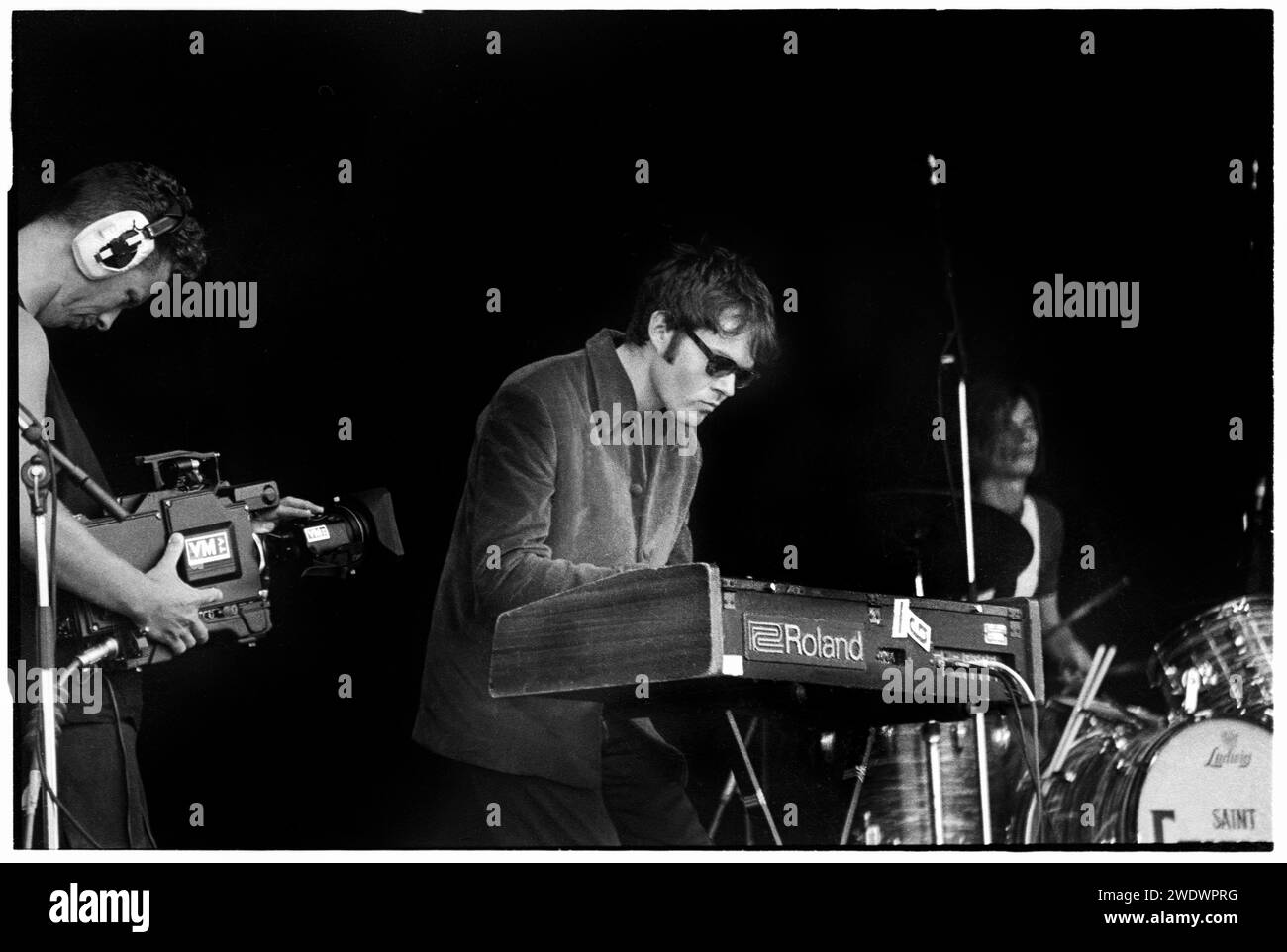 PETE WIGGS, SAINT ETIENNE, GLASTONBURY 94: A Young Pete Wiggs of Saint Etienne playing a Roland Synthesiser on the Pyramid Stage al Glastonbury Festival, Pilton, Inghilterra, giugno 26 1994. Fotografia: ROB WATKINS. INFO: Saint Etienne è un gruppo musicale britannico formatosi nel 1990, noto per la loro miscela di musica indie pop, elettronica e dance. Con successi come "Only Love CAN Break Your Heart", sono diventati influenti nella scena musicale alternativa degli anni '1990. Foto Stock