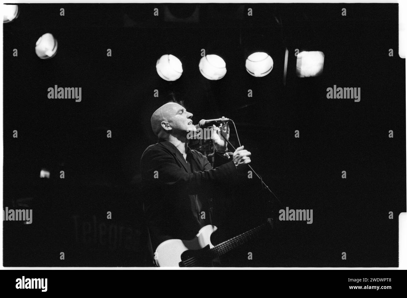 THE BOO RADLEYS, GLASTONBURY 1995: Singer Sice – vero nome Simon Rowbottom – della band The Boo Radleys sul NME Stage al Glastonbury Festival, Pilton, Inghilterra, il 24 giugno 1995. Foto: ROB WATKINS. INFO: The Boo Radleys, un gruppo musicale alternative rock britannico formatosi alla fine degli anni '80, fondeva shoegaze e Dream pop. Con successi come "Wake Up Boo!" E album come "Giant Steps", hanno lasciato un segno indelebile sulla scena musicale alternativa degli anni '90 e sul Britpop. Foto Stock