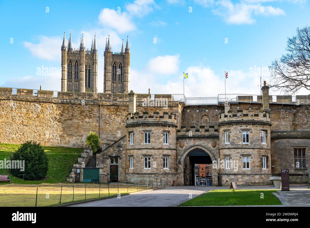 Ingresso principale East Gate per i terreni del castello di Lincoln, Castle Hill, Lincoln City, Lincolnshire, Inghilterra, REGNO UNITO Foto Stock