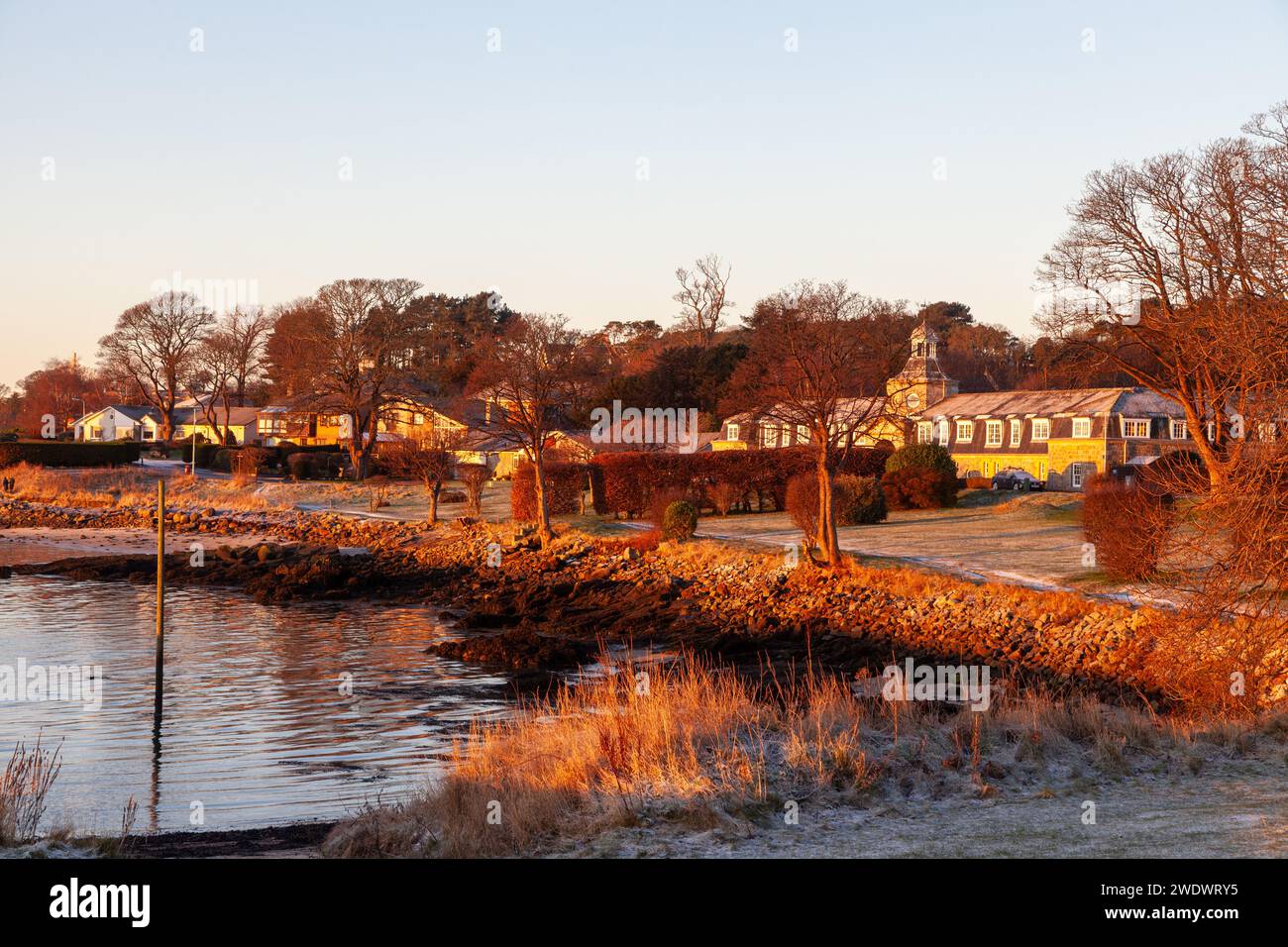 Il Fife Coastal Path a Dalgety Bay con le scuderie Donibristle sullo sfondo Foto Stock