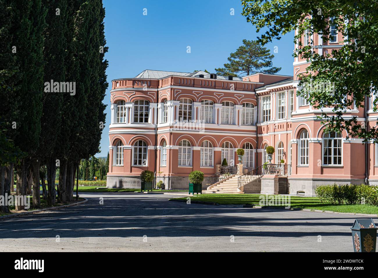 Famoso Palazzo Mukhrani vicino alla capitale georgiana Tbilisi in estate Foto Stock