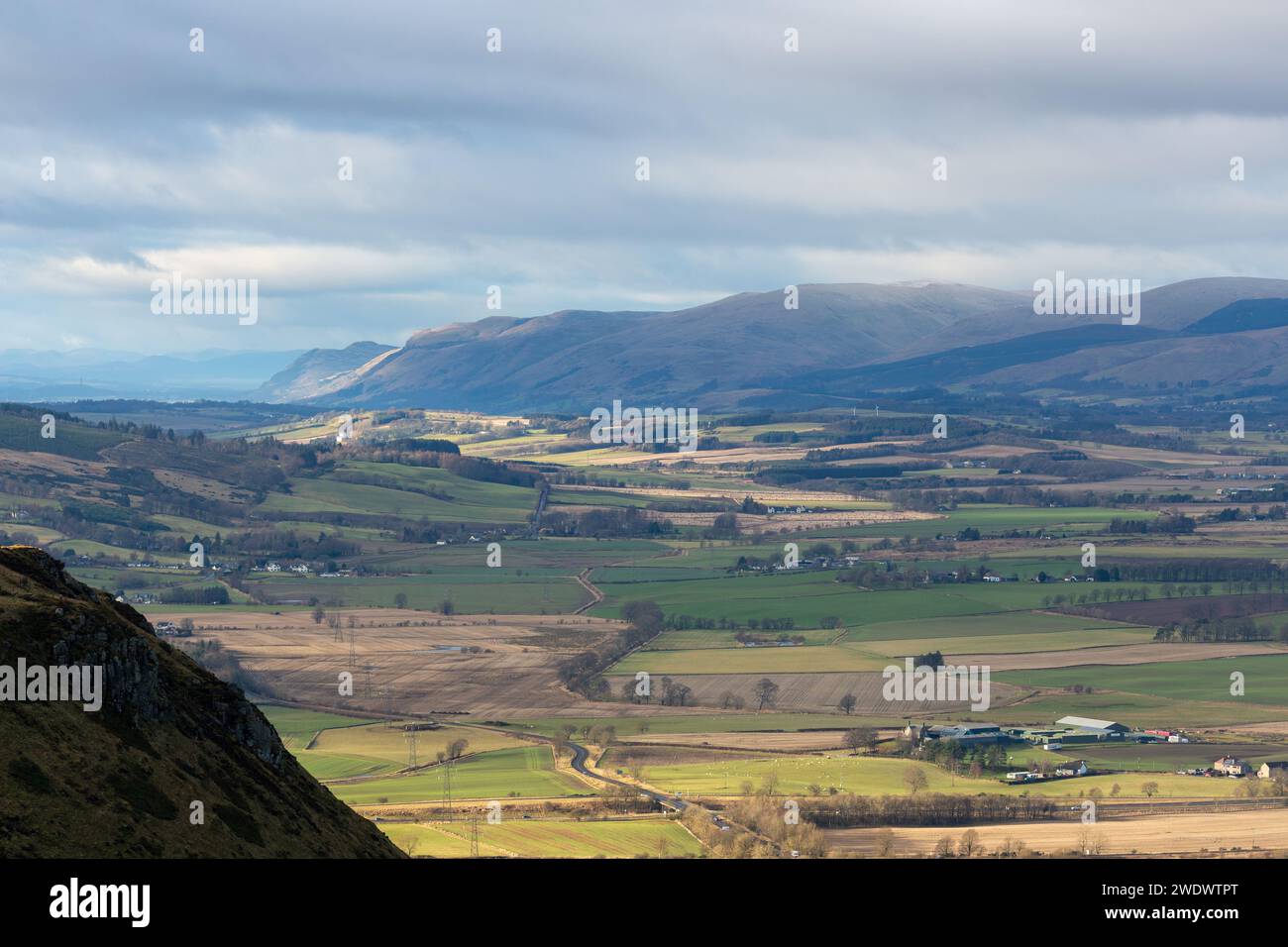 La vista da Benarty Hill verso Tillicoultry e le Ochil Hills. Foto Stock