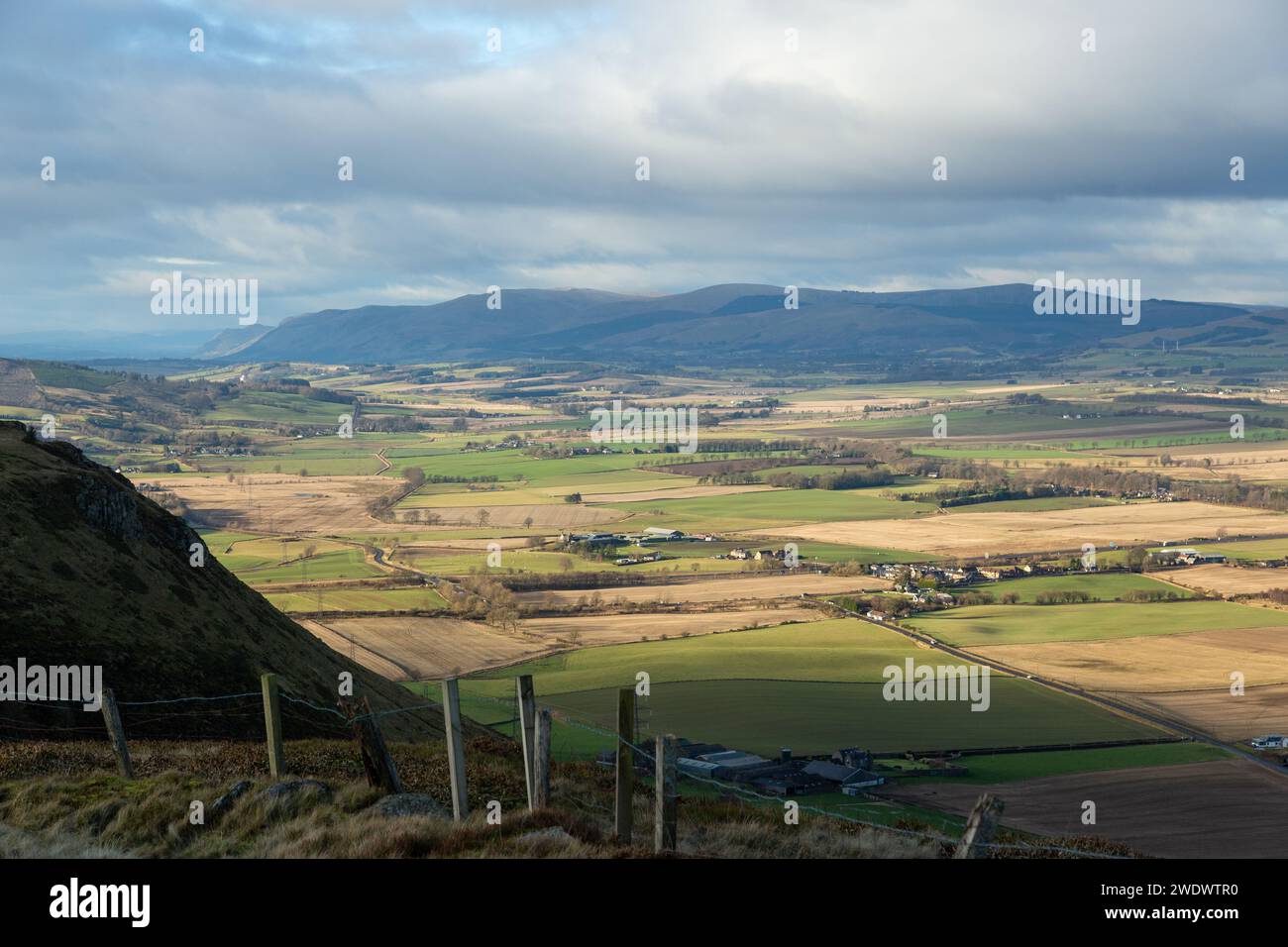 La vista da Benarty Hill verso Tillicoultry e le Ochil Hills. Foto Stock