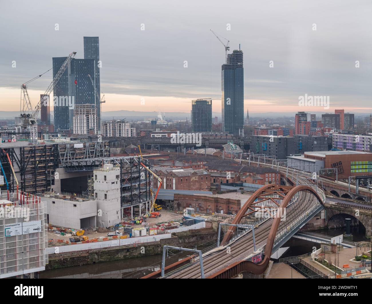 Foto aerea della linea ferroviaria e del ponte Ordsall Chord, con Aviva Studios in costruzione nel centro di Manchester, Regno Unito Foto Stock