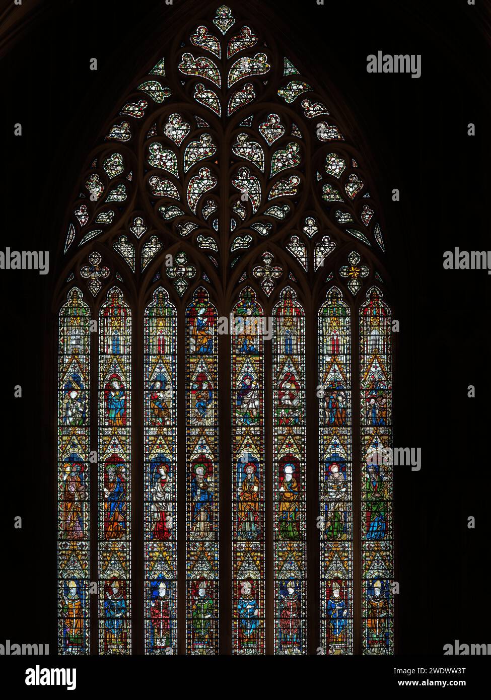 Vetrata medioevale all'estremità occidentale della cattedrale cristiana inglese a York, in Inghilterra. Foto Stock