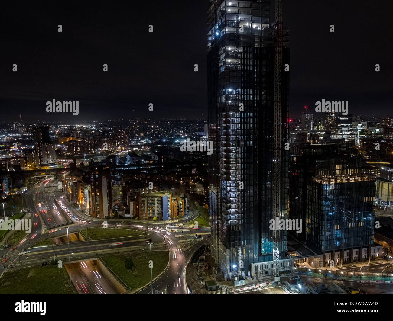 Foto aerea di notte dell'appartamento di Crown Street in costruzione, guardando lungo Mancunian Way verso Castlefield nel centro di Manchester, Regno Unito Foto Stock