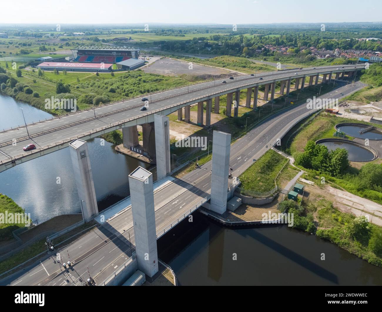 Veduta aerea del viadotto di Barton che trasporta l'autostrada M60, con il ponte degli ascensori Salford Western Gateway sul Manchester Ship Canal e lo stadio AJ Bell Foto Stock