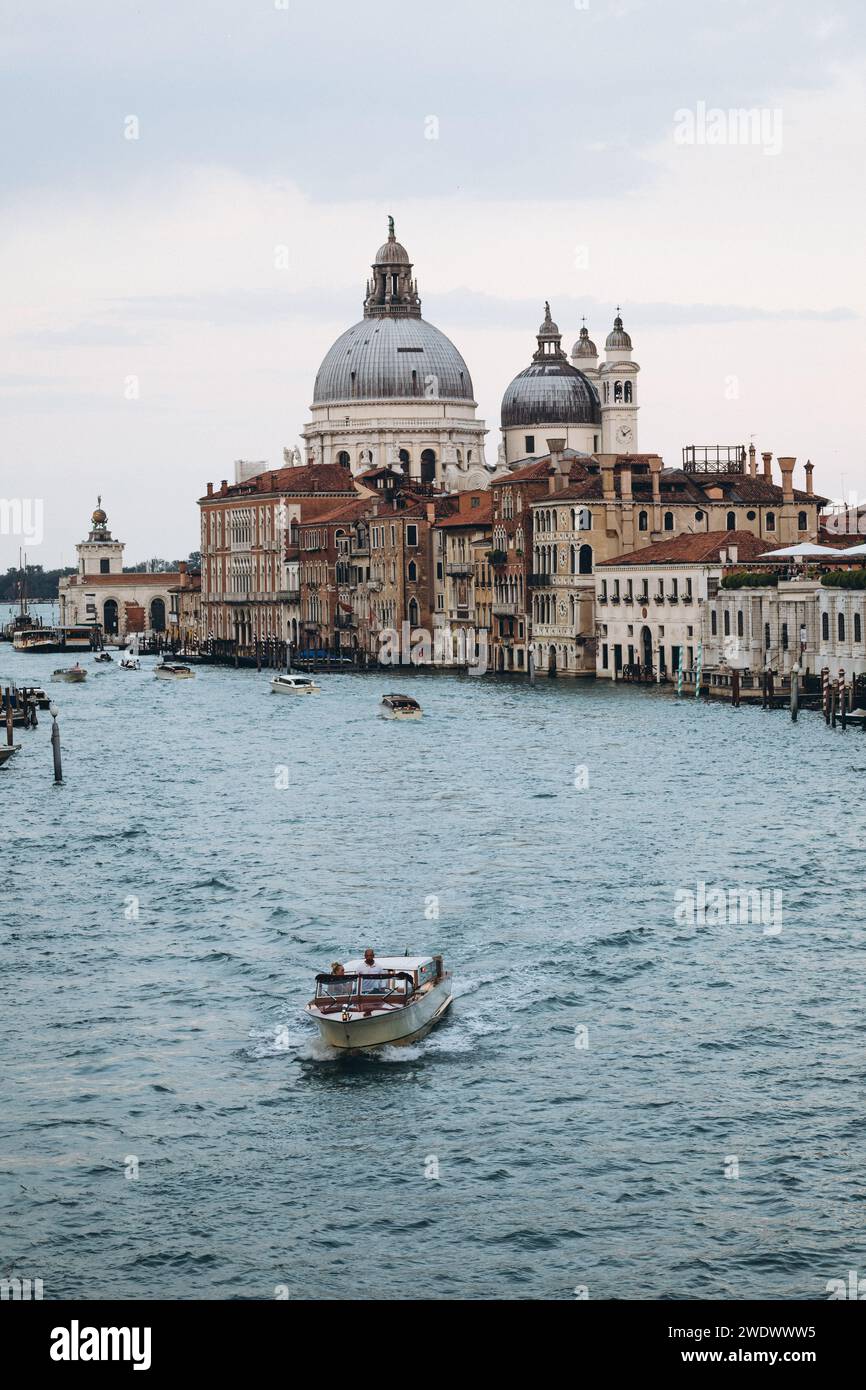 Gondola del Canal grande della Cattedrale di Venezia. Foto di alta qualità Foto Stock