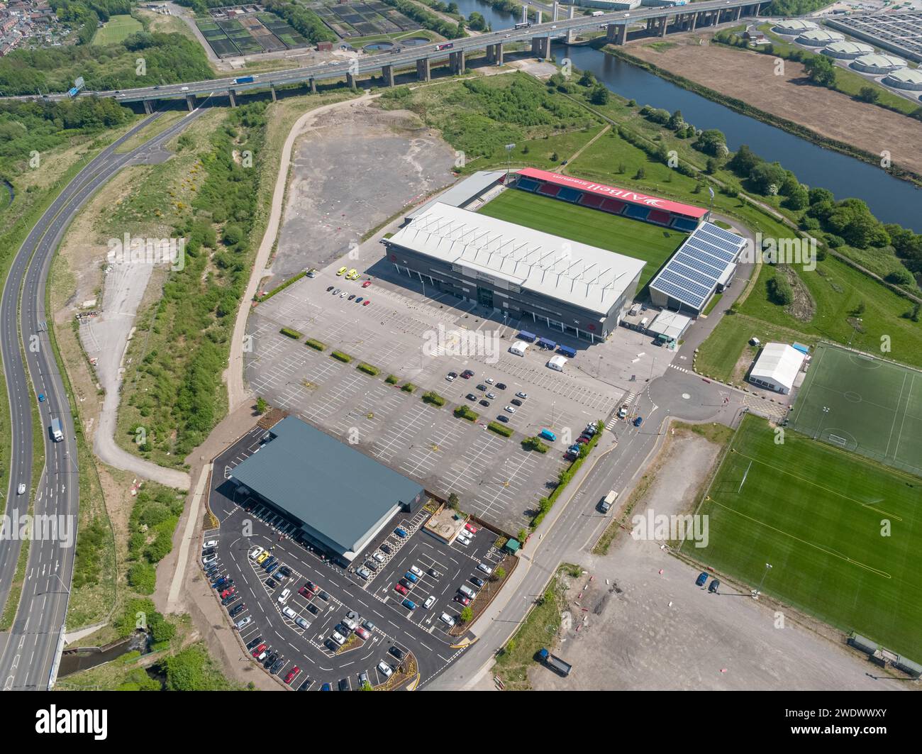 L'AJ Bell Stadium, sede dei Salford Red Devils della Rugby League e dei sale Sharks del Rugby Union, con il Manchester Ship Canal e l'autostrada M60 Foto Stock