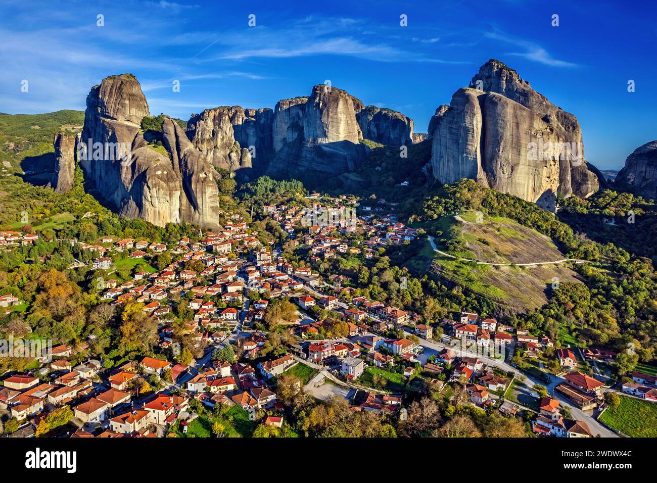 Il villaggio di Kastraki e le rocce di Meteora. Trikala, Tessaglia, Grecia. Meteora è stata dichiarata patrimonio dell'umanità dall'UNESCO. Foto Stock
