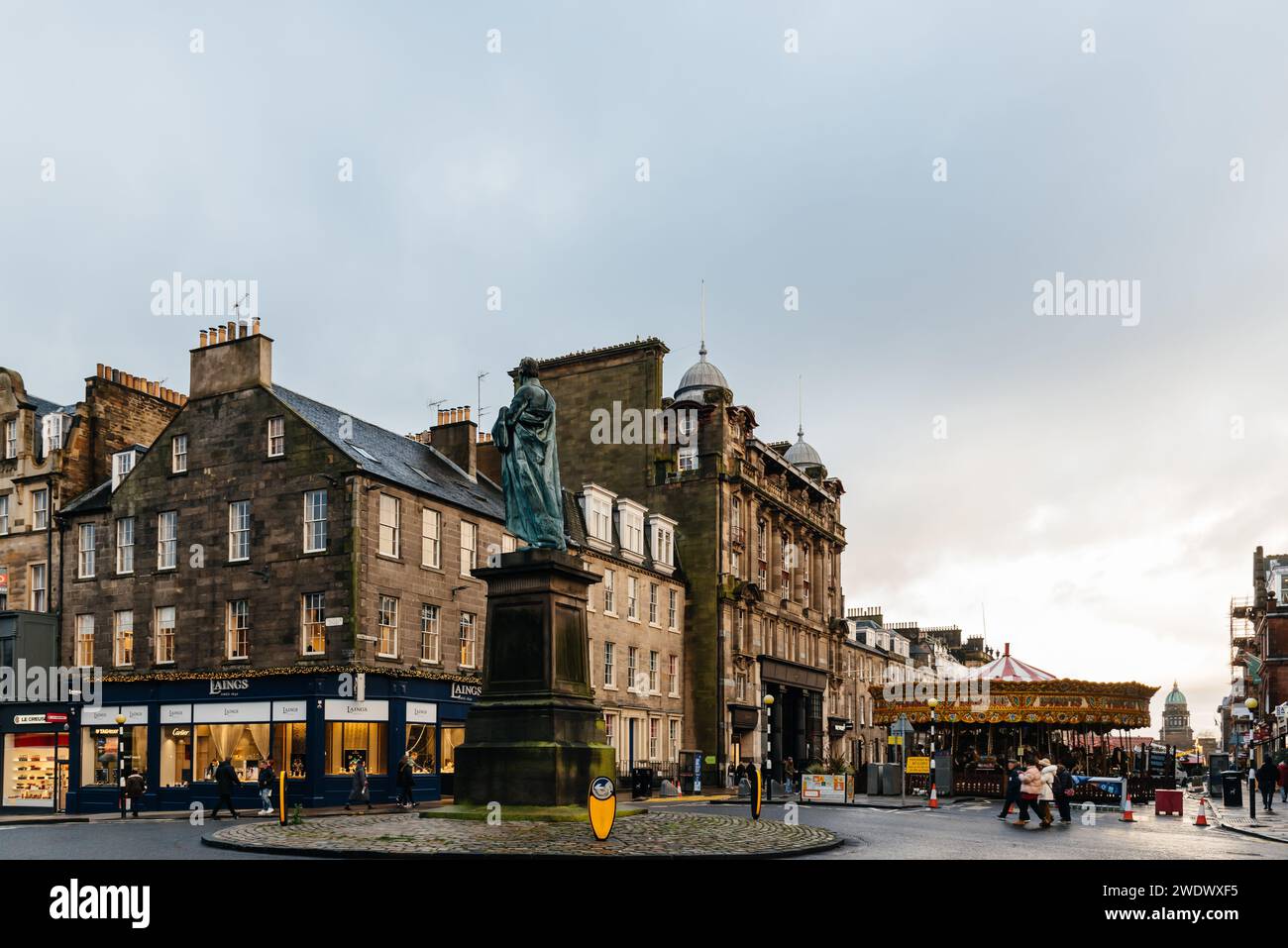 Edimburgo, Regno Unito - 5 dicembre 2023: George Street e la giostra di Natale Foto Stock
