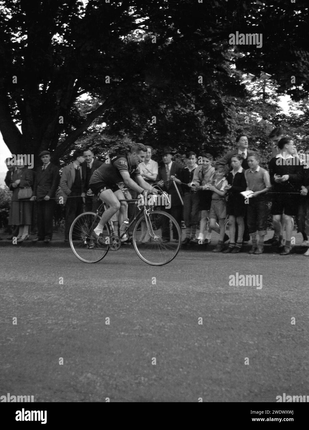 1952, storico, sport ciclistico, gara amatoriale su strada Daily Express Tour of Britain, Essex, Inghilterra, Regno Unito, un pilota della squadra BSA che guarda gli spettatori sul posto. Foto Stock