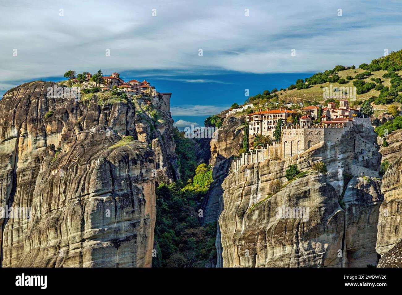 Il monastero di Varlaam (a destra) e il grande Meteoron ("Megalo Meteoro" - a sinistra), 2 dei 6 monasteri ancora attivi di Metera, Trikala, Tessaglia, Grecia. Foto Stock