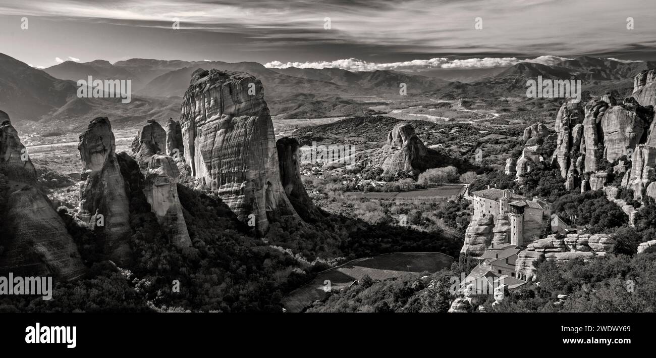 Vista aerea del monastero di Roussanou (Santa Barbara), Meteora, Trikala, Tessaglia, Grecia. Foto Stock