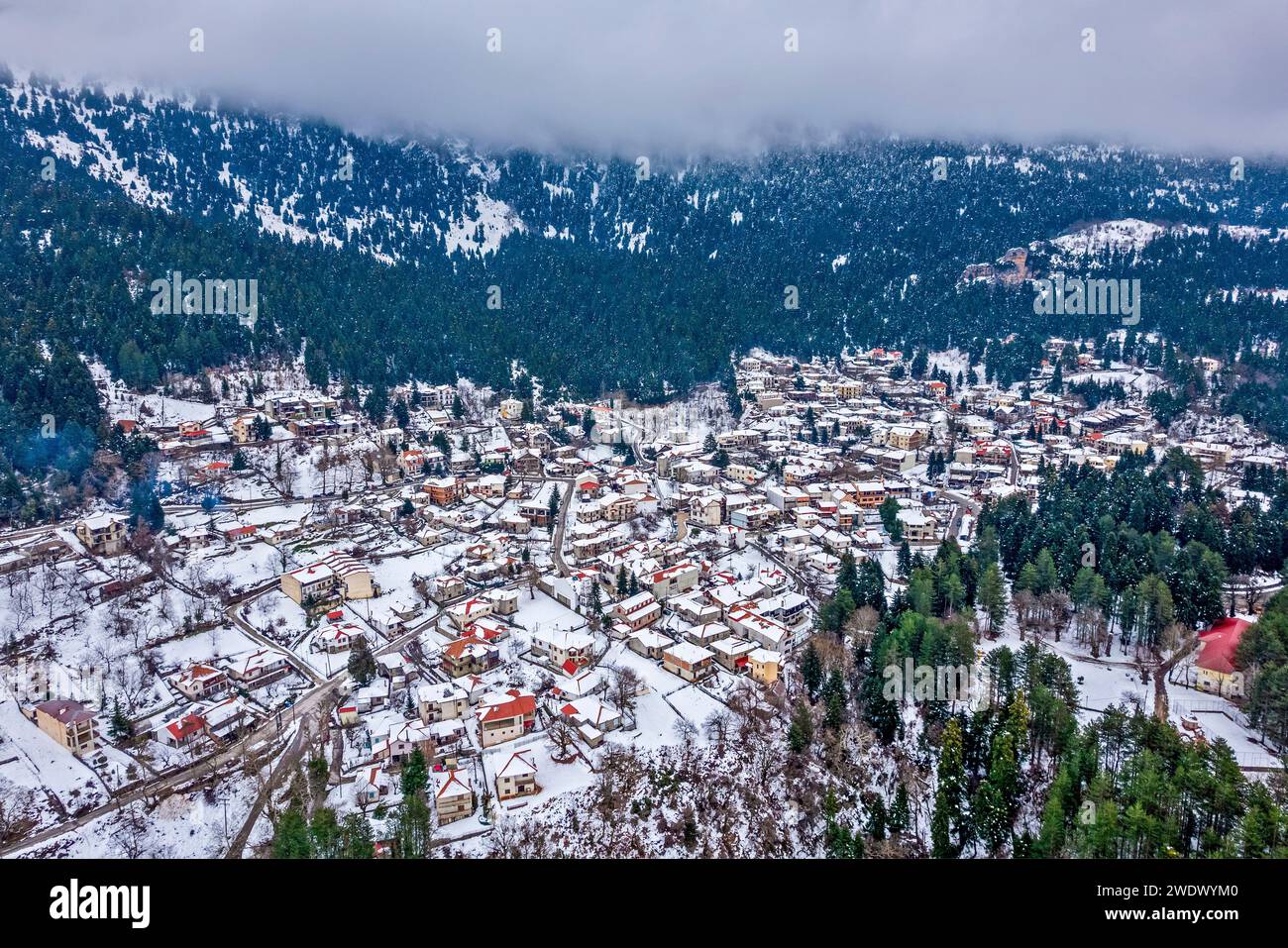 Vista aerea del villaggio di Elati (Trikala, Tessaglia) , una delle località invernali più popolari della Grecia. Foto Stock