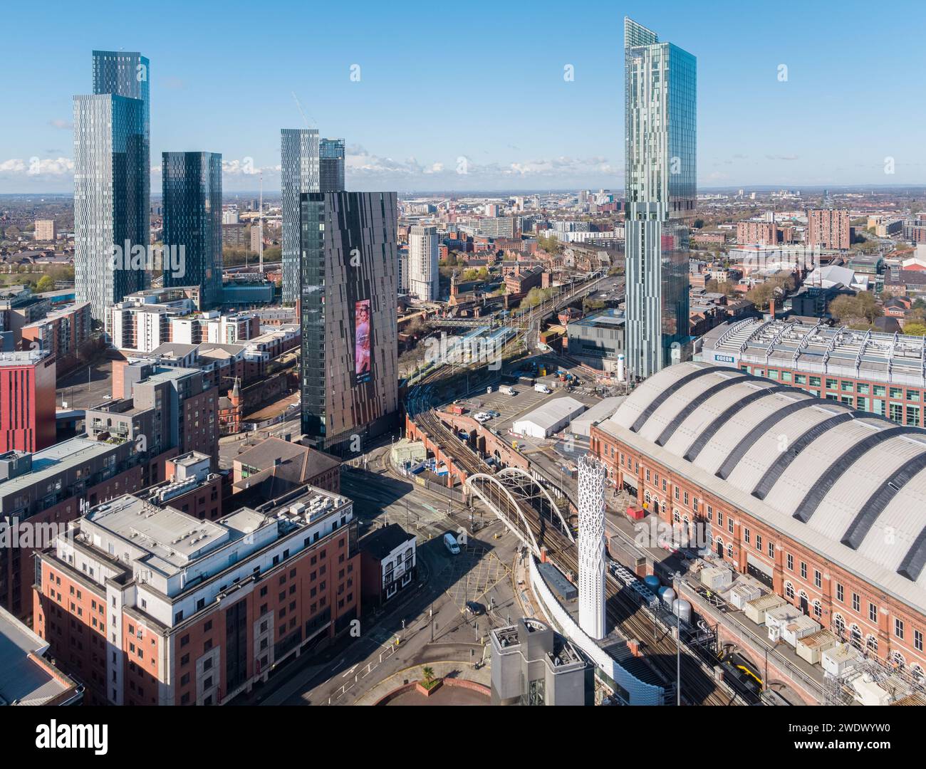 Fotografia aerea di Manchester Central, Beetham Tower, AXIS, Deansgate Square, la torre della luce e delle linee ferroviarie e del tram nel centro di Manchester, Regno Unito Foto Stock