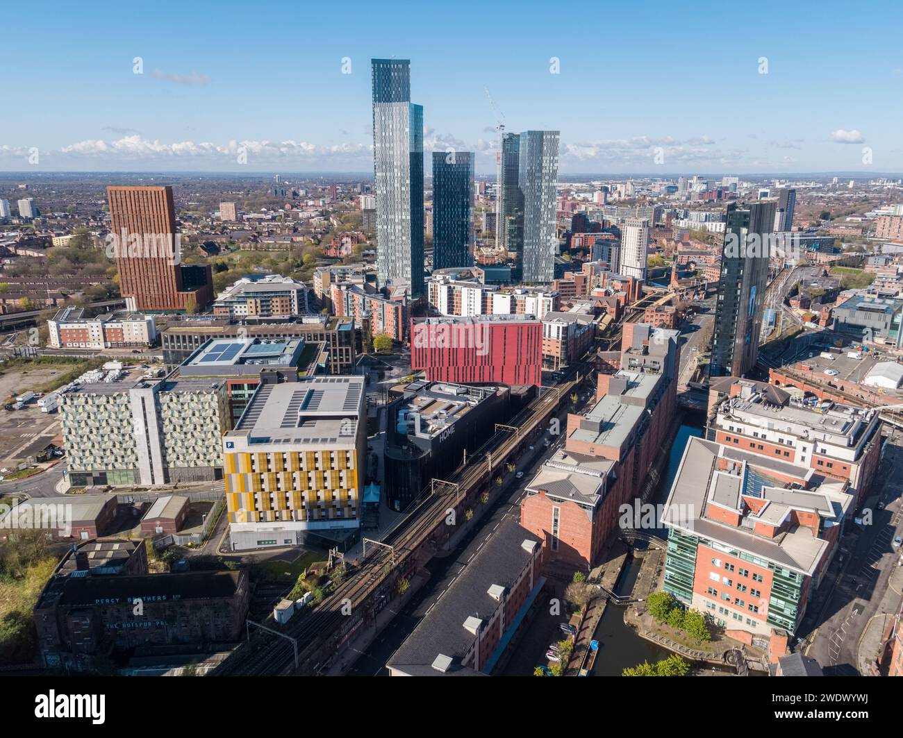 Immagine aerea di First Street, torri residenziali di Deansgate Square, AXIS, River Street Tower, Rochdale Canal e linea ferroviaria nel centro di Manchester, Regno Unito Foto Stock
