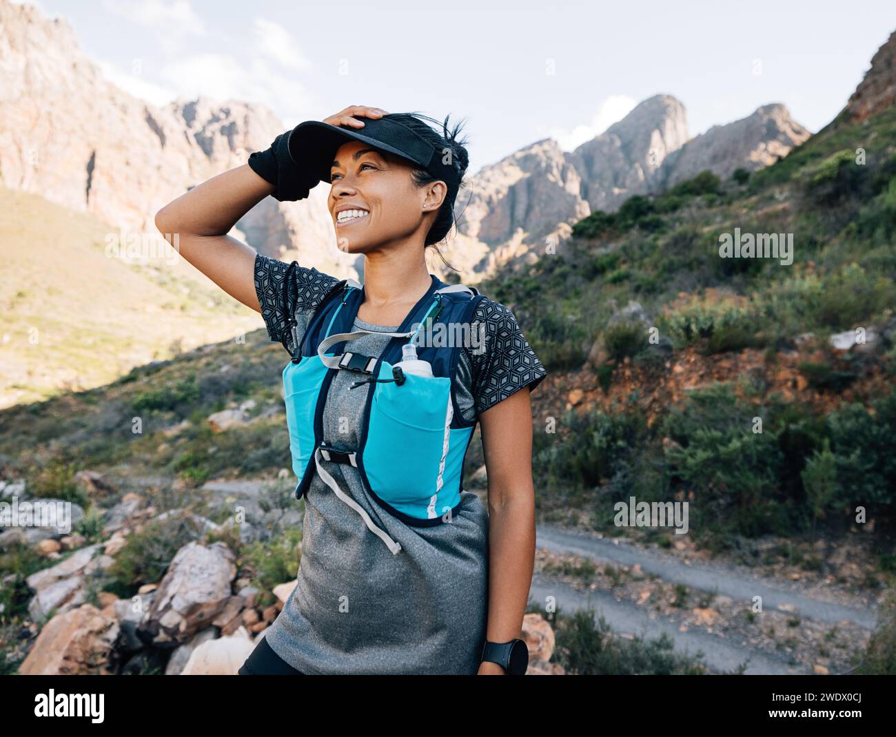 Felice escursionista di mezza età che gode della vista Foto Stock