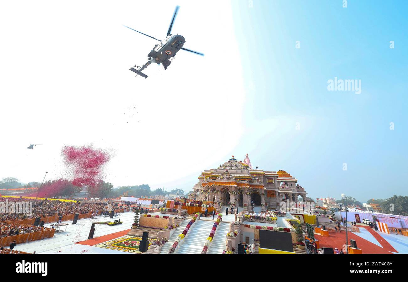Ayodhya, India. 22 gennaio 2024. Un elicottero dell'esercito indiano rilascia petali di rosa durante la consacrazione di un enorme grande tempio al dio indù Lord RAM sul sito di un'ex moschea, il 22 gennaio 2024 ad Ayodhya, Uttar Pradesh, India. Il sito conteso ha portato a rivolte nel 1992 che hanno ucciso 2000 persone quando la folla indù ha distrutto l'originale Babri Masjid del XVI secolo. Credito: PIB Photo/Press Information Bureau/Alamy Live News Foto Stock