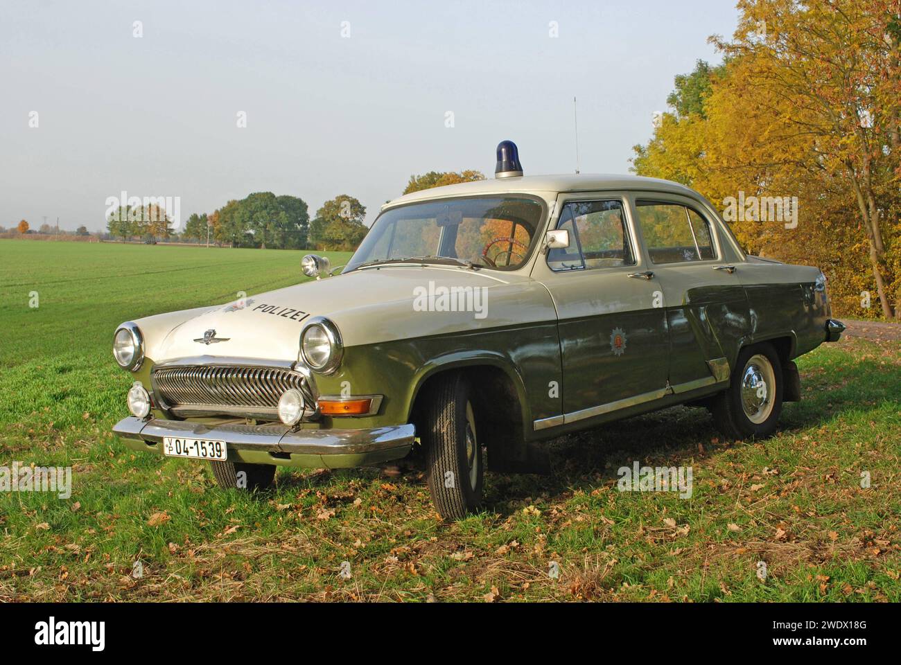 19.10.2012 Wolga M21/ Polizeifahrzeug Deutschland/ Sachsen Anhalt/ Altmark/ Landkreis Stendal/ Beuster/ Blaulichtmuseum/ Wolga GAZ M21/ Polizeifahrzeug/ DDR Volkspolizei *** 19 10 2012 Volga M21 veicolo di polizia Germania Sassonia Anhalt Altmark distretto di Stendal Beuster Blue Light Museum Volga GAZ Peoples Police Vehicle GDR GDR Foto Stock