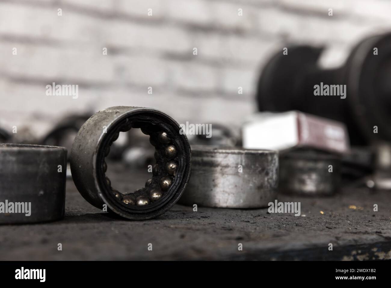 Vecchi cuscinetti usati su una scrivania in un'officina di riparazione auto, foto ravvicinata Foto Stock