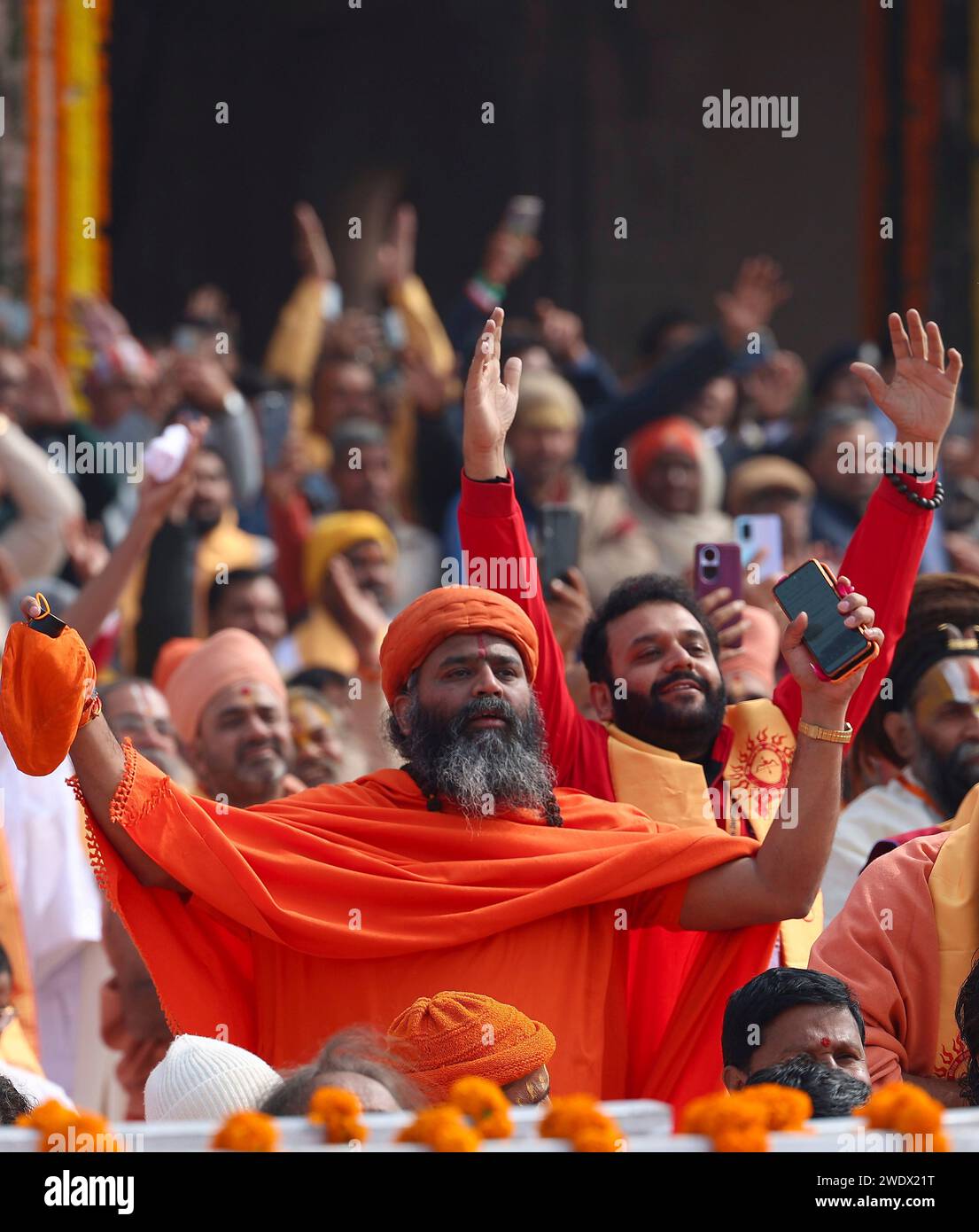 Ayodhya, India. 22 gennaio 2024. I nazionalisti indù celebrano come il primo ministro indiano Narendra modi consacra il grande tempio al dio indù Lord RAM sul sito di un'ex moschea, il 22 gennaio 2024 ad Ayodhya, Uttar Pradesh, India. Il sito conteso ha portato a rivolte nel 1992 che hanno ucciso 2000 persone quando la folla indù ha distrutto l'originale Babri Masjid del XVI secolo. Credito: PIB Photo/Press Information Bureau/Alamy Live News Foto Stock