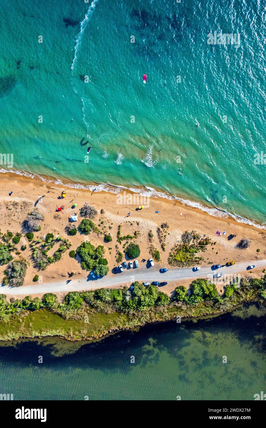 Vista aerea della spiaggia di Halikounas (proprio accanto al lago Korission) un "paradiso" dei kitesurfer nell'isola di Corfù, nel mar Ionio, in Grecia. Foto Stock