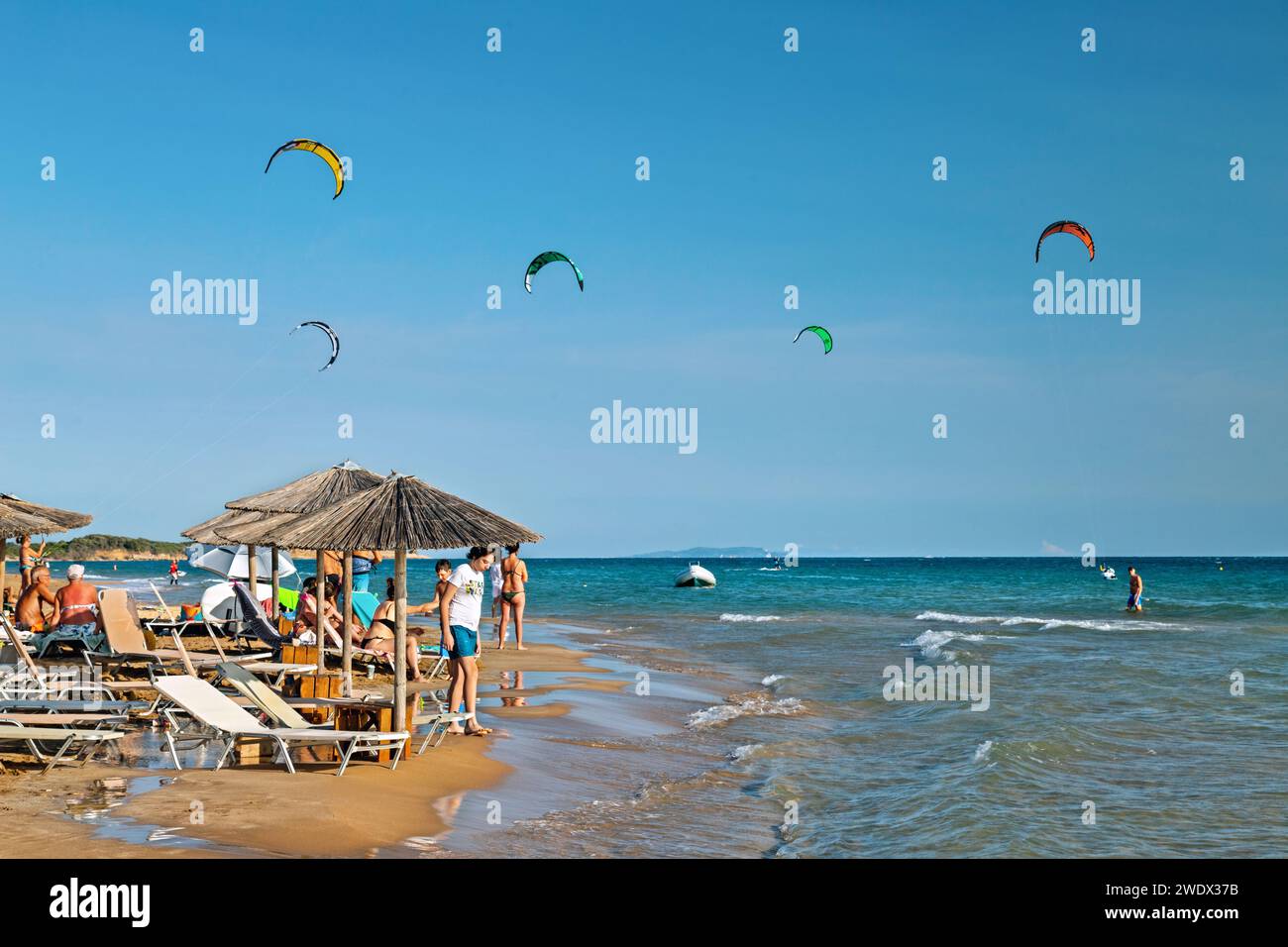 La spiaggia di Halikounas (proprio accanto al lago Korission) è un "paradiso" dei kitesurfer nell'isola di Corfù, Mar Ionio, Grecia. Foto Stock