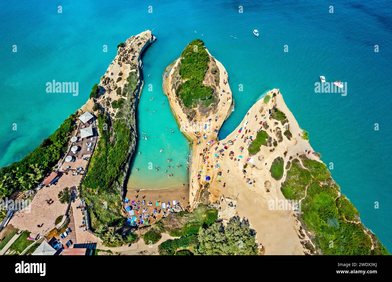 Vista aerea (drone) della spiaggia del 'Canal d'Amour', della città di Sidari, dell'isola di Kerkyra ('Corfù'), del Mar Ionio, della Grecia Foto Stock
