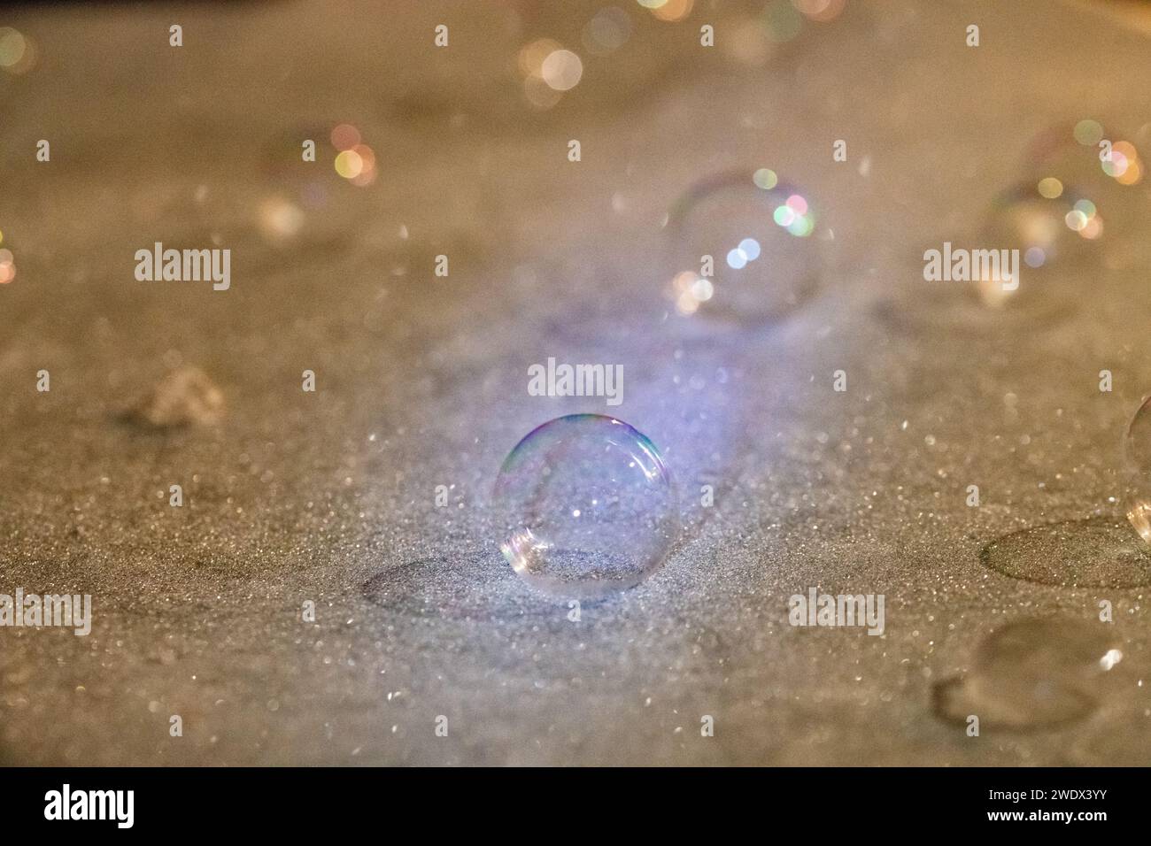 Bolle posizionate su una superficie smerigliata e coperta Foto Stock