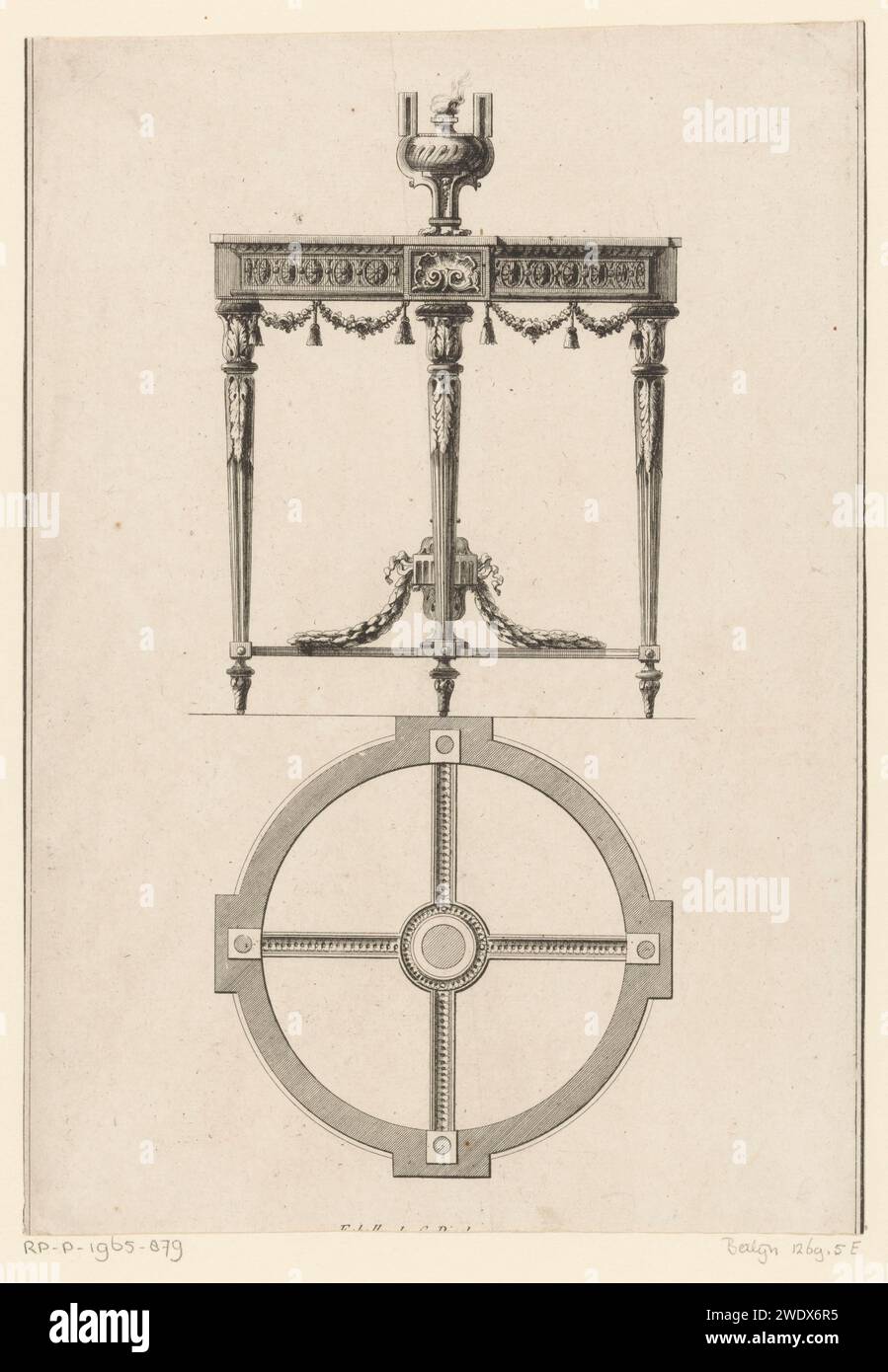 Tavola rotonda, Augustin Foin, dopo Richard de Lalonde, stampa 1784 - 1785 Vista frontale e dall'alto di un tavolo decorato con ghirlande e un motivo a conchiglia. C'è un recipiente per fumare sopra il tavolo. Tavolo per incisioni/incisioni in carta Parigi Foto Stock