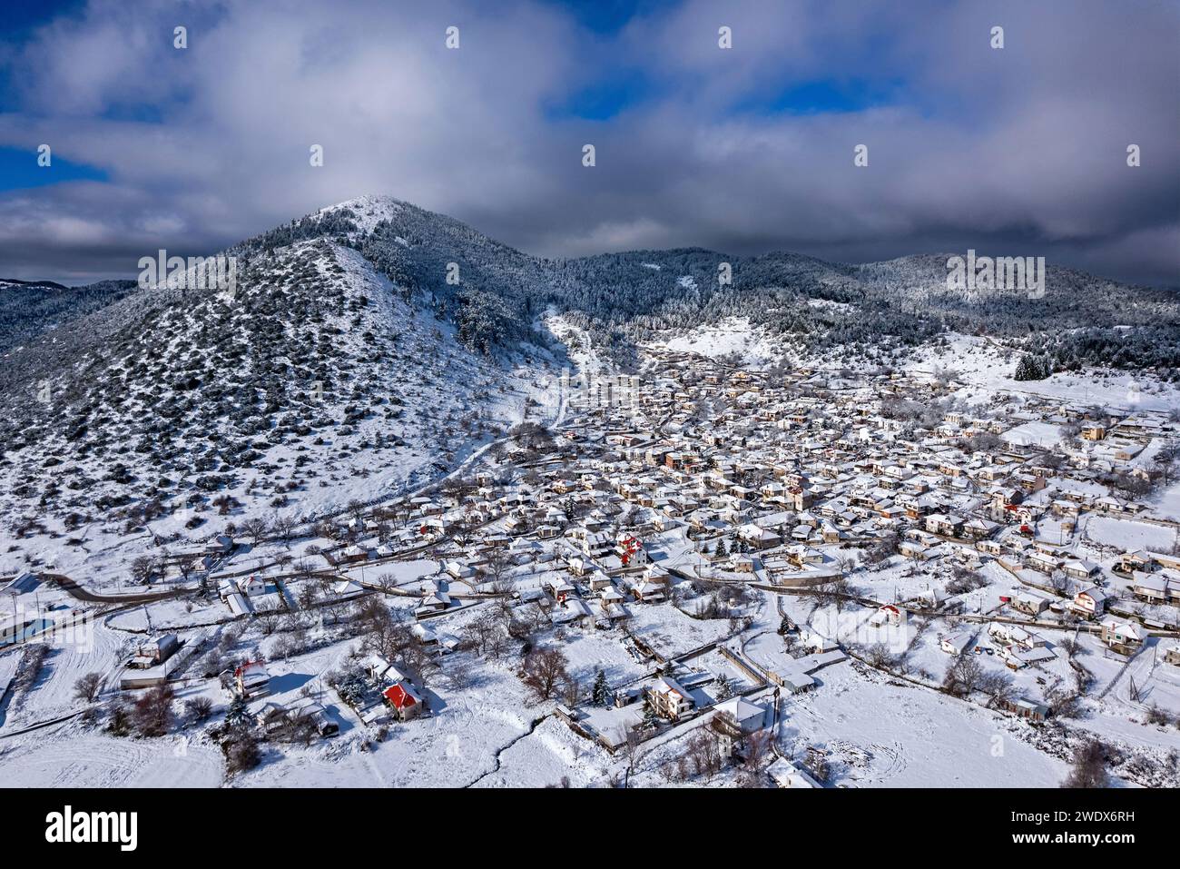 Villaggio di Kallipfeki, comune di Tempe, Larissa, Tessaglia, Grecia. Situato a un'altitudine di 1050 m, sul monte Kato Olympos (Olympus). Foto Stock