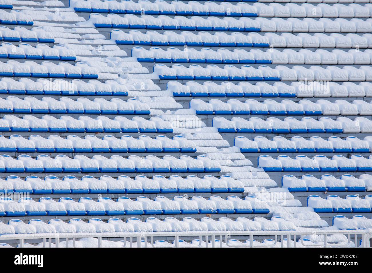 i sedili delle tribune dello stadio sono coperti di neve. Foto di alta qualità Foto Stock