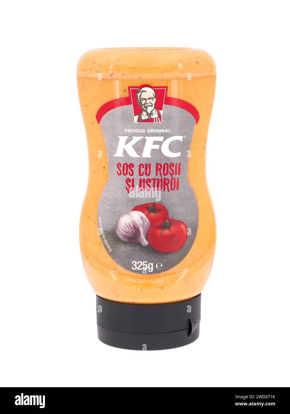 ROMA, ITALIA - 2 NOVEMBRE 2023. Flacone di plastica con aglio KFC e salsa di pomodoro isolato su sfondo bianco. Foto Stock