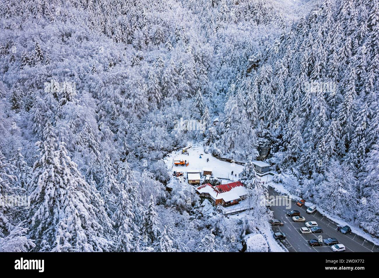 Veduta aerea della "Prionia" (ex rifugio di montagna, oggi taverna) nel cuore del Monte Olimpo, Pieria, centrale, Macedonia, Grecia. Foto Stock