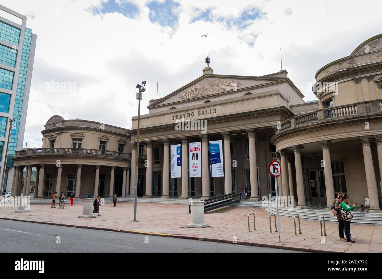 MONTEVIDEO, URUGUAY - 29 dicembre 2023: Teatro Solis a Montevideo, uno dei teatri più belli del Sud America Foto Stock