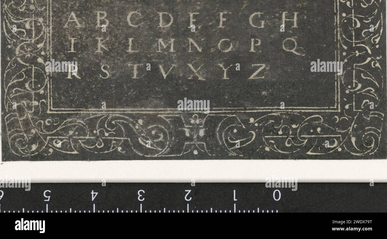 Alphabet in an edge of Moresken and Arabesken, Anonymous, Jean de Gourmont (i) (Rejected Attribution), c. 1516 - c. 1551 print Flat decoration. La decorazione e' bianca su uno stock scuro. Carta francese (forse) Foto Stock