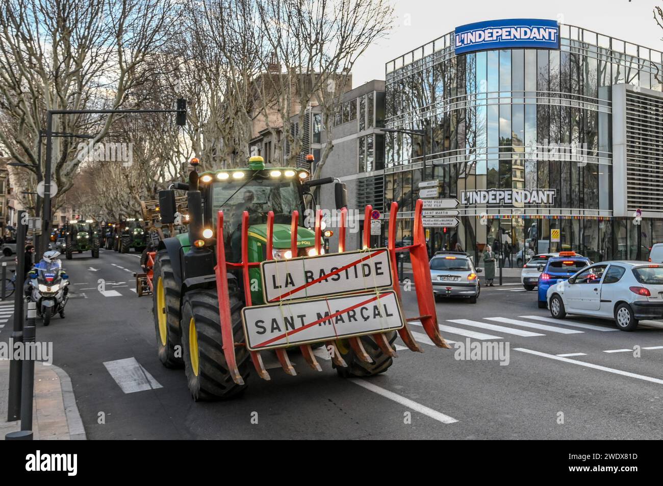 Perpignan, Francia. 22 gennaio 2024. © PHOTOPQR/l'INDEPENDENT/MICHEL CLEMENTZ ; PERPIGNAN ; 22/01/2024 ; SOCIAL/MANIFESTATION DES AGRICULTEURS DANS LES PYRENEES-ORIENTALES/LE CORTEGE DE TRACTEURS EN OPERATION ESCARGOT POUR REJOINDRE LA PREFECTURE DE PERPIGNAN ET Y DEVERSER DES DECHETS/ - gli agricoltori francesi devono continuare LE proteste per tutto il tempo necessario. compresi i blocchi stradali sulle autostrade, per il "resto della settimana e per tutto il tempo necessario". Credito: MAXPPP/Alamy Live News Foto Stock