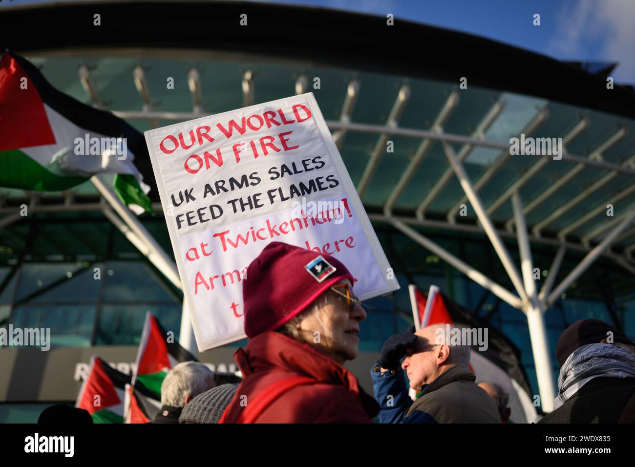 Londra, Regno Unito. 22 gennaio 2024: I sostenitori della Palestina Solidarity Campaign protestano contro la Fiera Internazionale dei veicoli blindati che si terrà presso lo Stadio di Twickenham, sede del rugby inglese. I manifestanti sostengono che la fiera ospiterà i trafficanti di armi coinvolti nell'uccisione di civili palestinesi a Gaza. Credito: Justin Griffiths-Williams/Alamy Live News Foto Stock