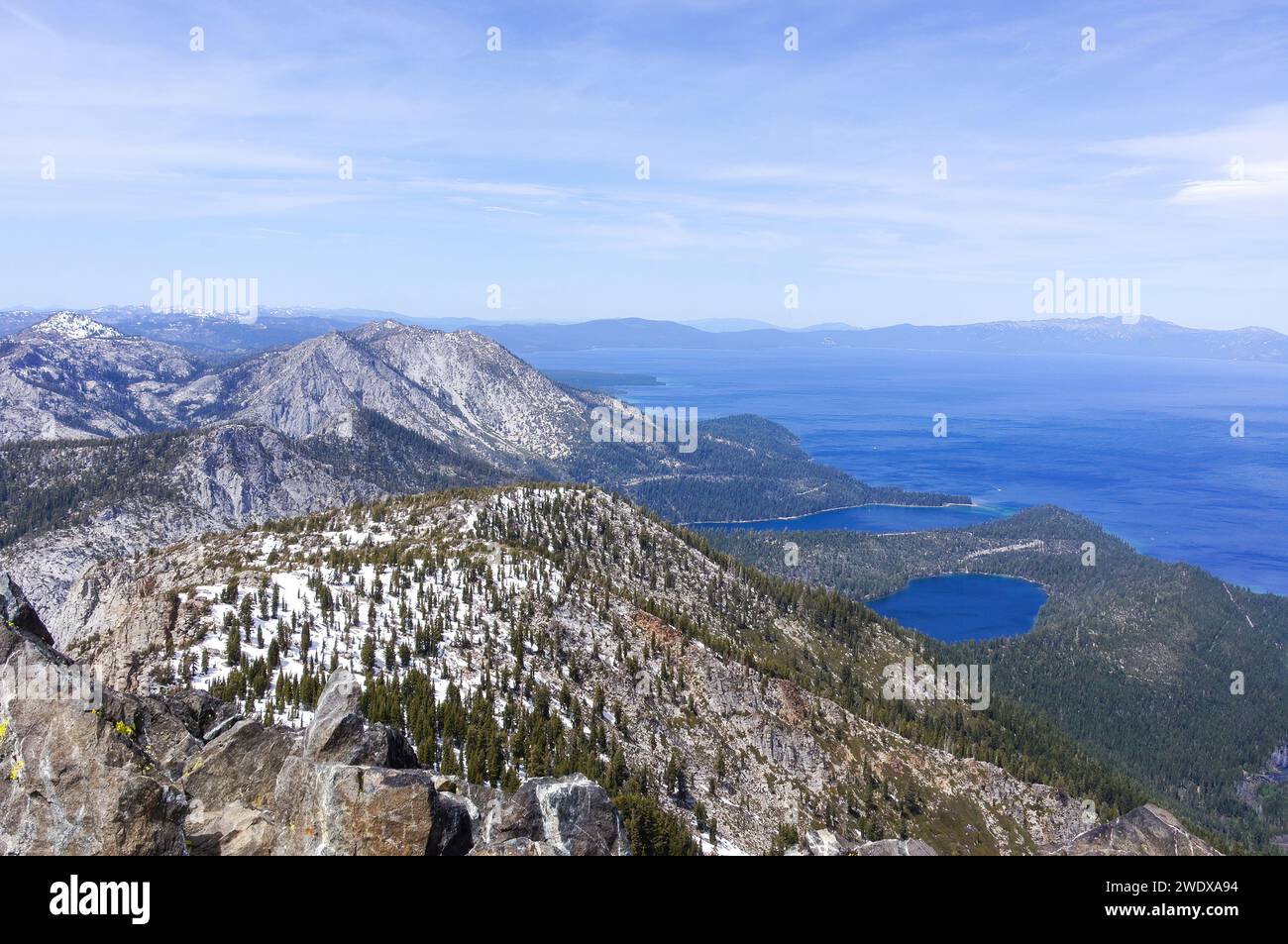 Vista sul monte Tallac, Cascade Lake, Emerald Bay e South Lake Tahoe attraverso il monte Tallac Trail. South Lake Tahoe, El Dorado County, California, Stati Uniti. Foto Stock