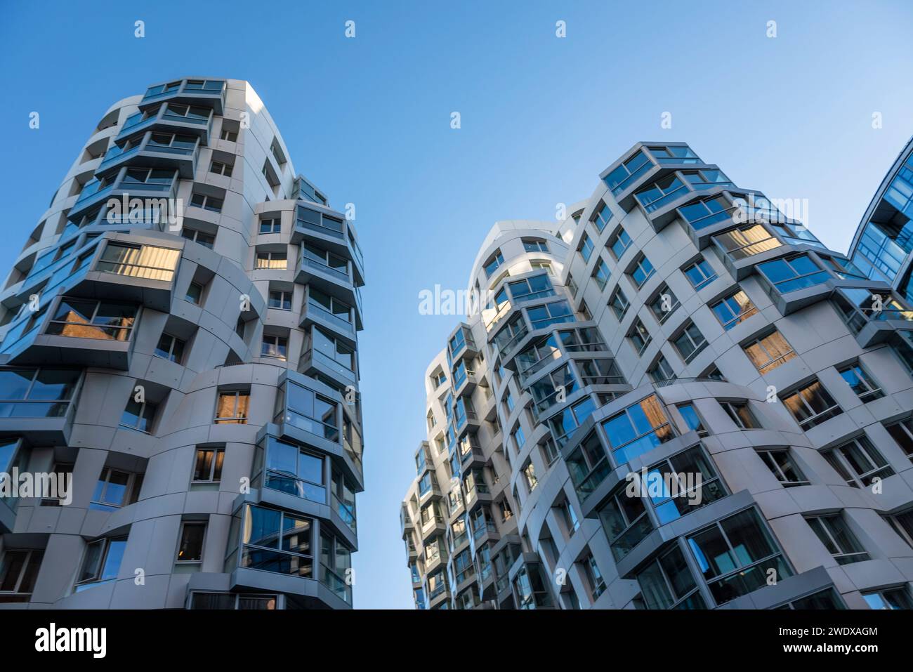Prospect Place appartamenti residenziali di lusso progettati dagli acclamati architetti Frank Gehry Partners, Battersea Power Station Development, Londra, Engla Foto Stock