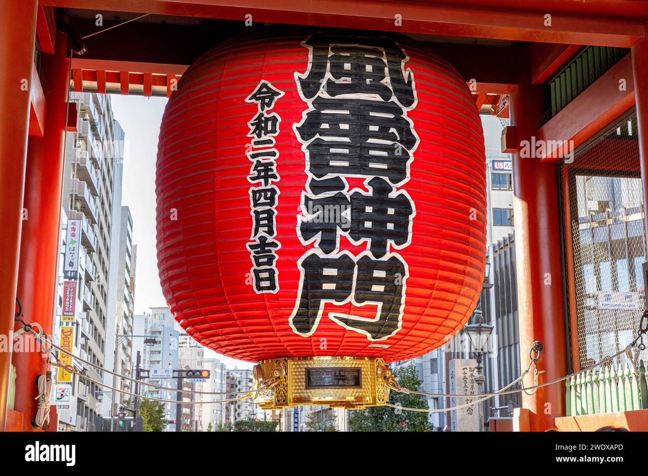 TOKYO/GIAPPONE - 19 novembre 2023: Dettaglio della grande lanterna del tempio senso Ji Foto Stock